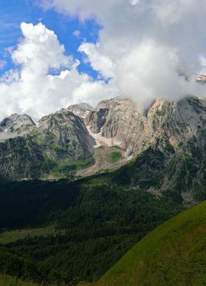 Горные хребты Фишта, с видами на зеленые долины