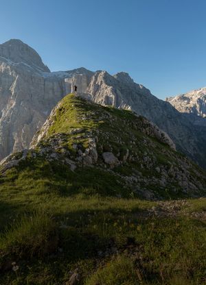 Летний пейзаж Манарага с зелеными лугами и горными долинами